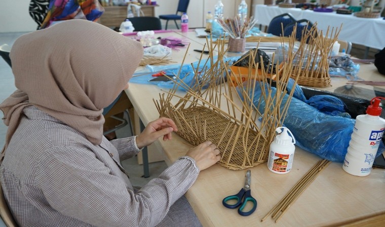 Atık malzemeler kadınların elinde sanat eserine dönüşüyor