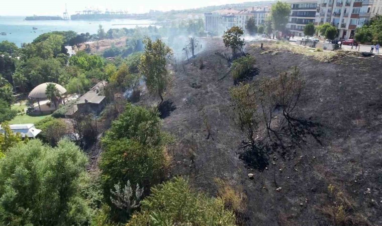 Avcılarda otluk alanda çıkan yangın yeşili siyaha çevirdi, alan havadan görüntülendi