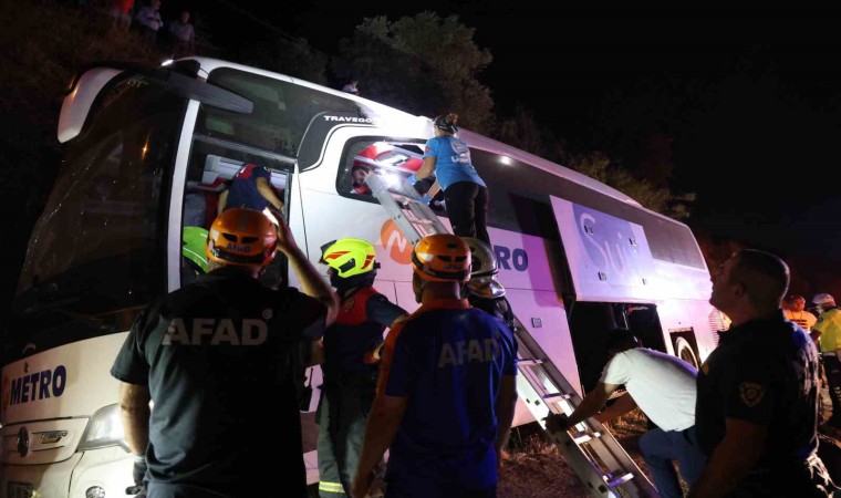 Aydında kontrolden çıkan yolcu otobüsü yan yattı: 1 ölü, 10 yaralı