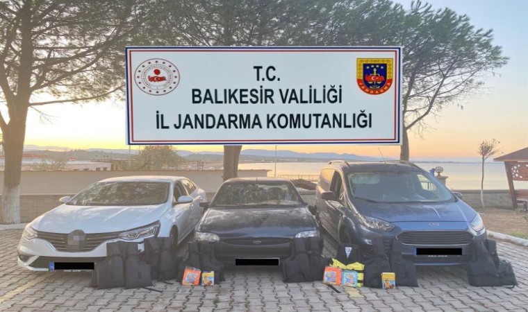 Ayvalıkta 22 göçmen, 3 organizatör jandarmadan kaçamadı