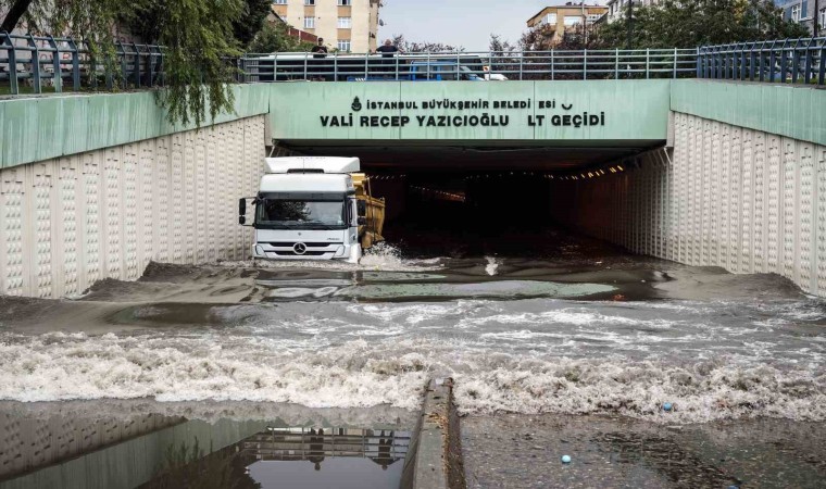 Bahçelievler Recep Yazıcıoğlu altgeçidini su bastı araçlar mahsur kaldı