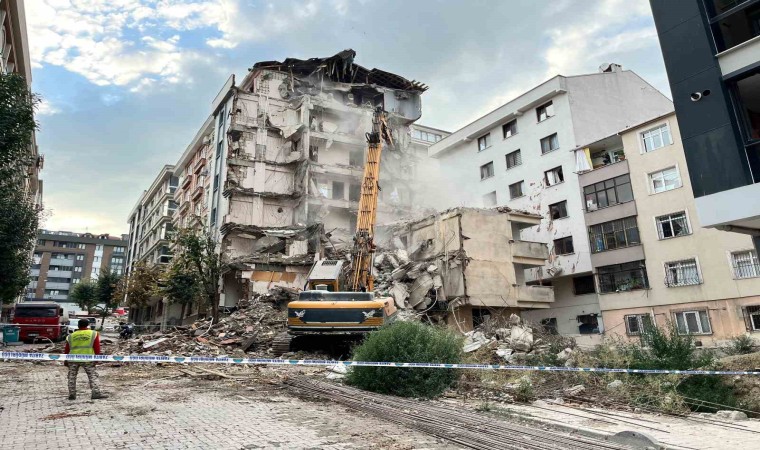 Bahçelievlerde bir binanın yıkım çalışması sırasında yanındaki bina zarar gördü