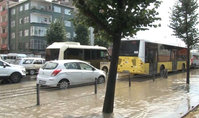 Bahçelievlerde yolu su bastı araçlar ilerlemekte zorluk yaşadı