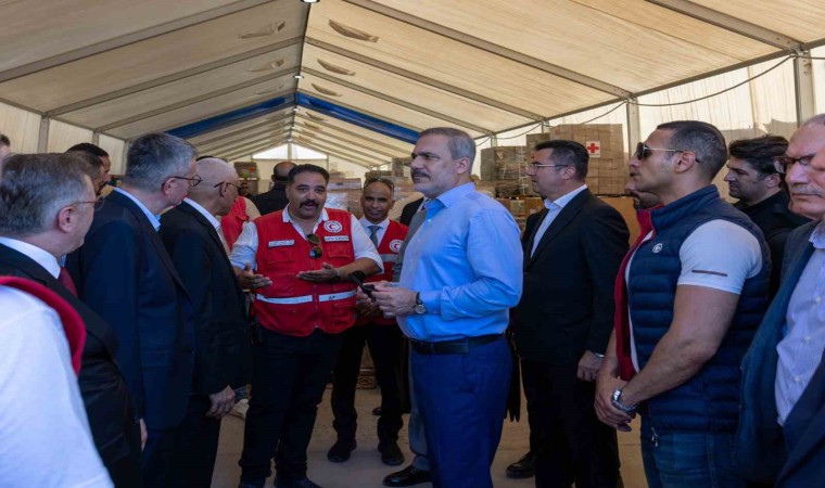 Bakan Fidandan Mısır Kızılayı Lojistik Merkezine ziyaret