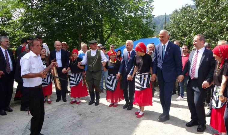 Bakanlar Uraloğlu ve Ersoy, Trabzondaki turizm noktalarını inceledi, vatandaşlarla horon oynadı