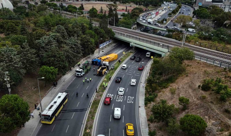 Bakırköyde alt geçide çarpan tır İETT otobüsünün üzerine devrildi 8 yaralı