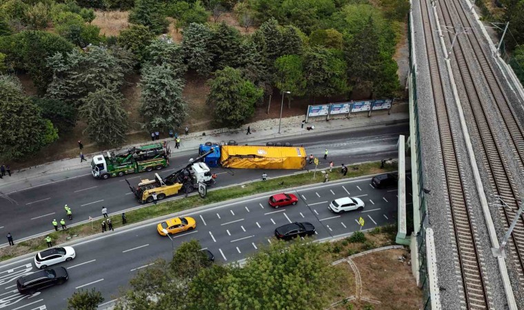 Bakırköyde alt geçide çarpan tır vinç yardımıyla çekildi