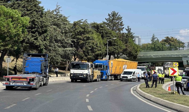 Bakırköyde alt geçide çarpan tır vinç yardımıyla kaldırıldı