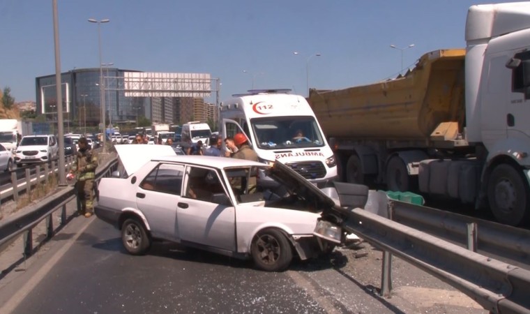 Bakırköyde araç bariyerlere ok gibi saplandı: 2 yaralı