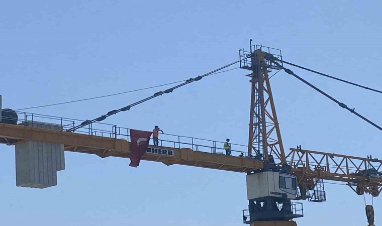 Bakırköyde metro inşaatında paralarını alamayan işçiler kuleye çıkıp eylem yaptı