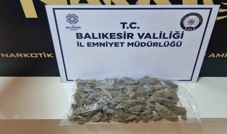 Bandırmada bir şahsın üzerinden 265 gram esrar ele geçirildi