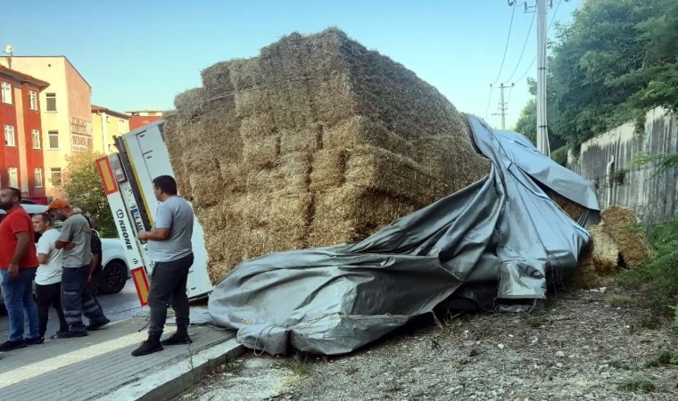 Bartında saman yüklü tır devrildi