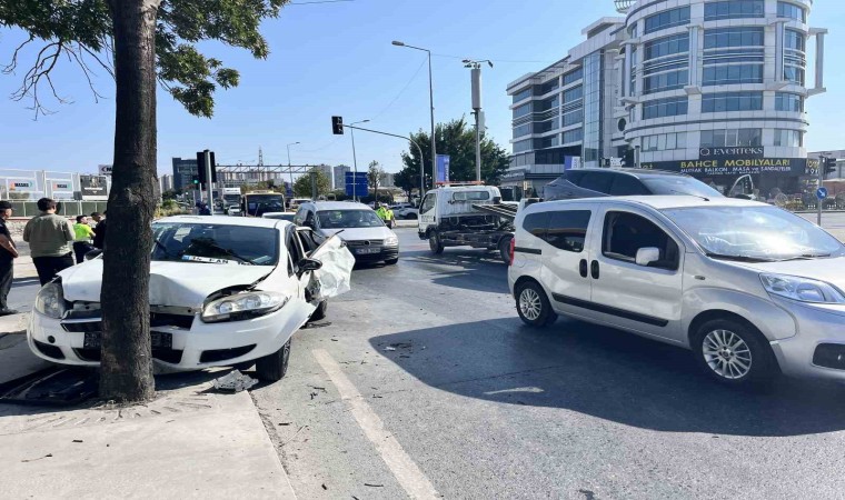 Başakşehirde iki aracın karıştığı kazada 1i ağır 4 kişi yaralandı