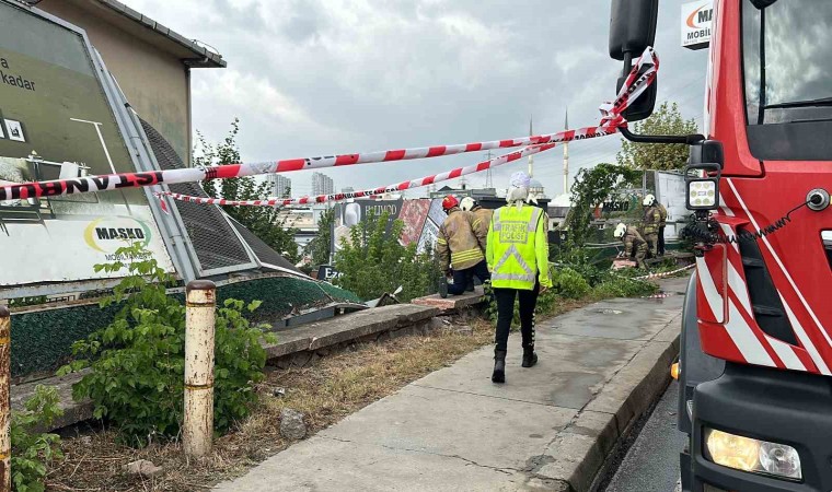 Başakşehirde kontrolden çıkan kamyonet 5 metre yükseklikten siteye düştü