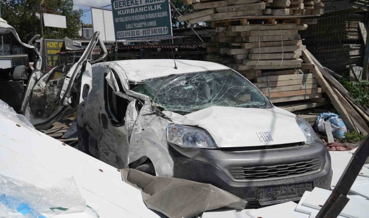 Başakşehirde kontrolden çıkan kamyonet dehşet saçtı: 2 yaralı