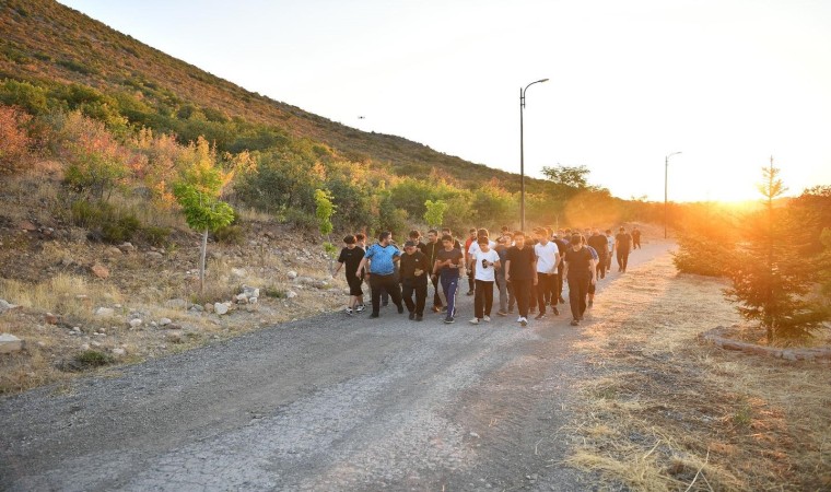 Başkan Büyükkılıçtan Talas Gençlik Merkezi öğrencileriyle Ali Dağında sabah sporu