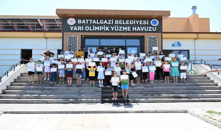 Battalgazi Belediyesinin Yüzme Bilmeyen Kalmasın projesiyle 110 çocuk yüzmeyi öğrendi