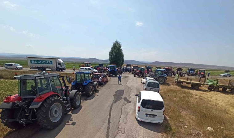 Bayburtta tarlalarını sulayamayan çiftçiler, traktörlerle yol kapatıp eylem yaptı