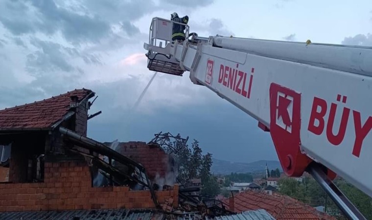 Belediye müdürünün evine yıldırım düştü