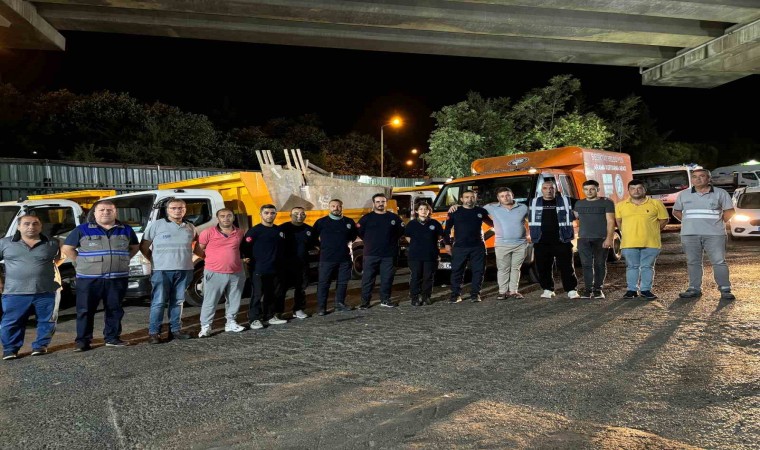 Beşiktaş Belediyesi İzmirdeki orman yangınına destek için gece yola çıktı