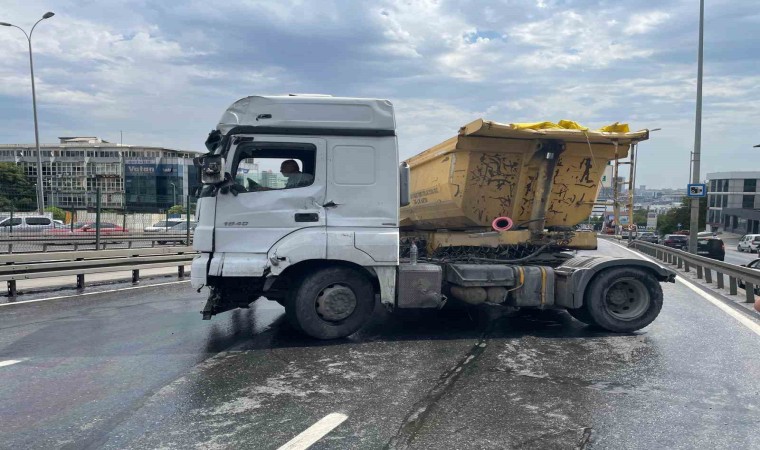 Beylikdüzü Güzelyurt E-5te yağış sonrası zincirleme kaza: 2 yaralı