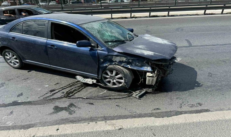 Beylikdüzünde makas atarak ilerleyen sürücü iki otomobile çarparak kaza yapınca aracını bırakıp kaçtı