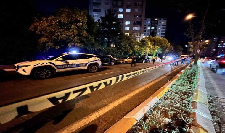 Beylikdüzünde motosikletli şahıslar, caddede yürüyen genci silahla yaraladı