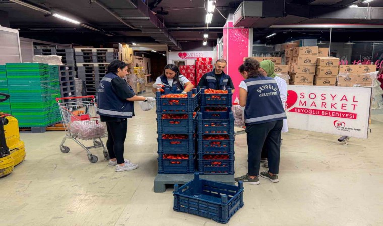 Beyoğlu Belediyesi 25 ton domatesi vatandaşlara ücretsiz olarak dağıttı