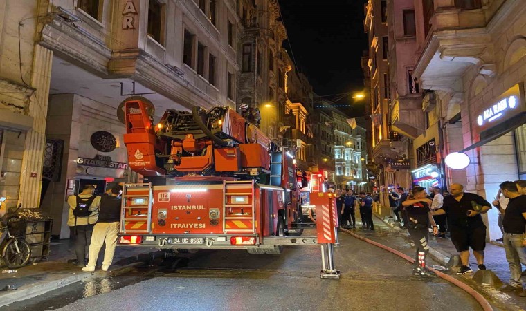 Beyoğlunda 9 katlı otelin bodrum katında korkutan yangın