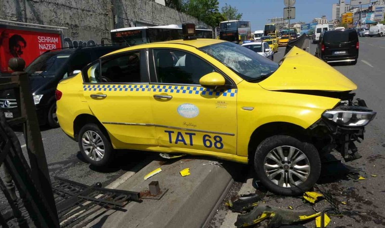 Beyoğlunda freni patlayan taksi refüje çıkarak durabildi