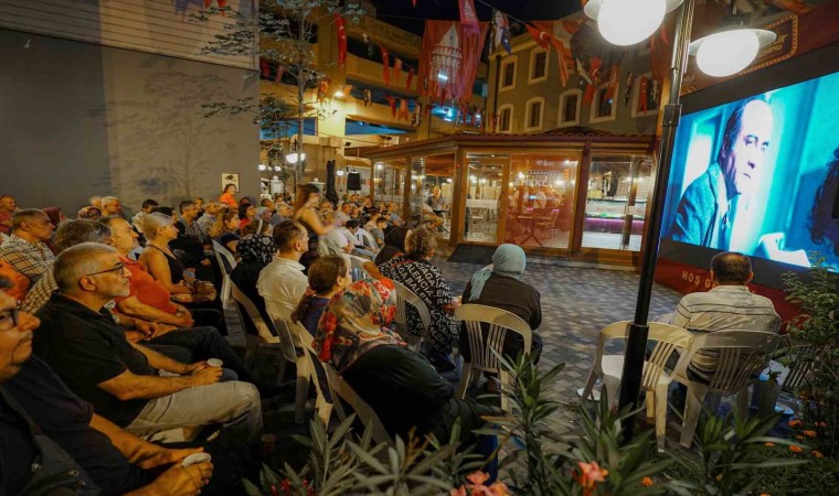 Beyoğlunun emeklileri açık hava film gösterimi ile nostalji yaptı