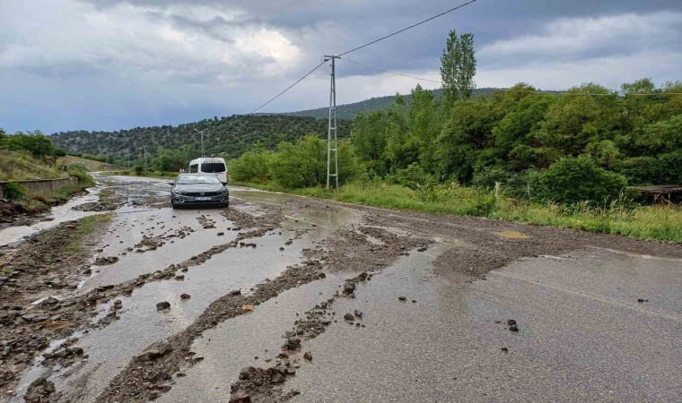 Beyşehirde sağanak sele neden oldu, karayolu ulaşıma kapandı