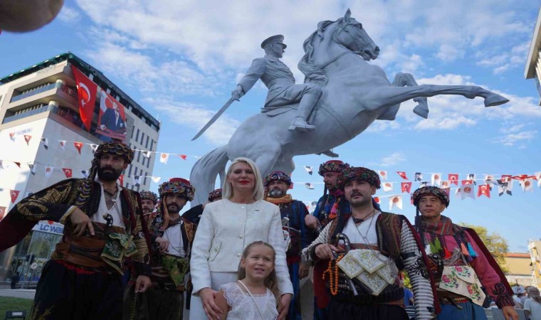 Bilecikin kurtuluş sembolü Atatürk heykelinin açılışı yapıldı