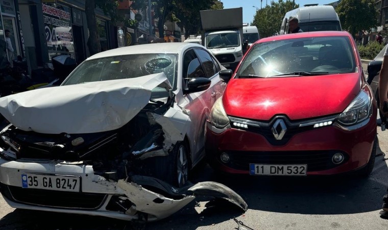 Bilecikte 5 aracın karıştığı zincirleme trafik kazasında 1 kişi yaralandı