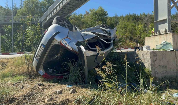 Bilecikte kontrolden çıkan otomobil üst geçidin beton ayağına çarparak durabildi