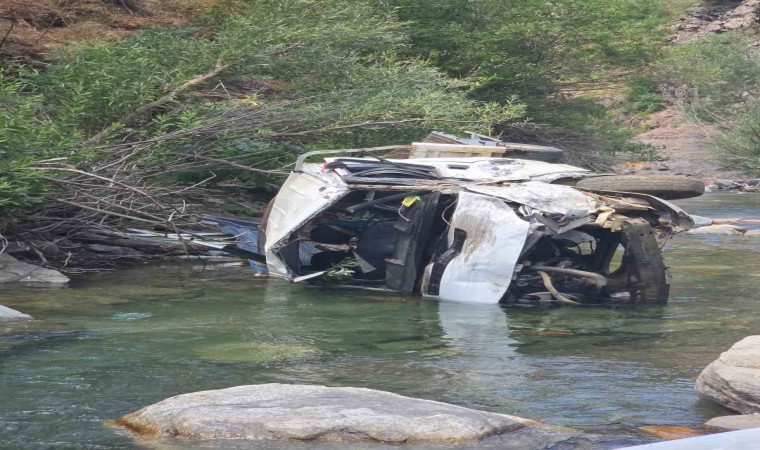 Bingölde pikap şarampole yuvarlandı: 2 ölü, 1 yaralı