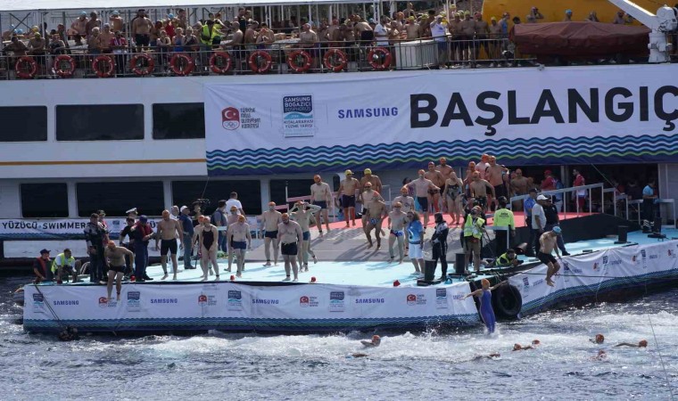 Binlerce yüzücü 36ncı kez İstanbul Boğazında kıtaları kulaçlarıyla birleştirdi