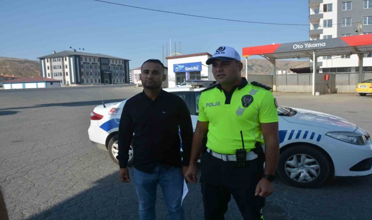 Bitlis polisi otobüse yolcu gibi binerek şoförü denetledi