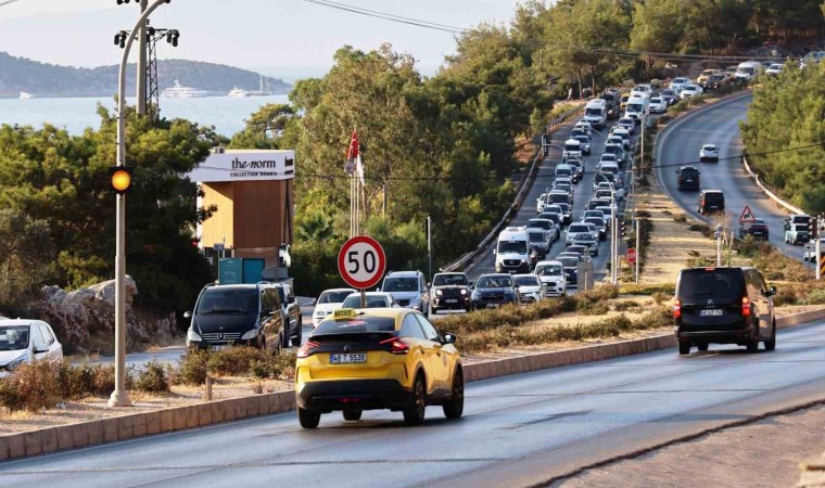 Bodruma 24 saatte giriş yapan 20 bin araç trafiği kilitledi