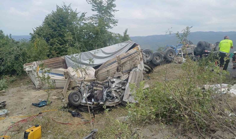 Bolu Dağı Geçişinde feci kaza: Tır otomobili sürükleyerek devrildi, 2 ölü 2 yaralı