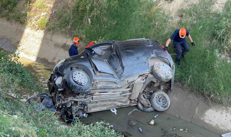 Boluda araç köprüden uçtu: 1 ölü, 1 yaralı