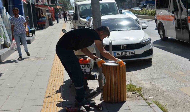 Bozüyükte ana cadde üzerindeki çöp kovaları yenilendi