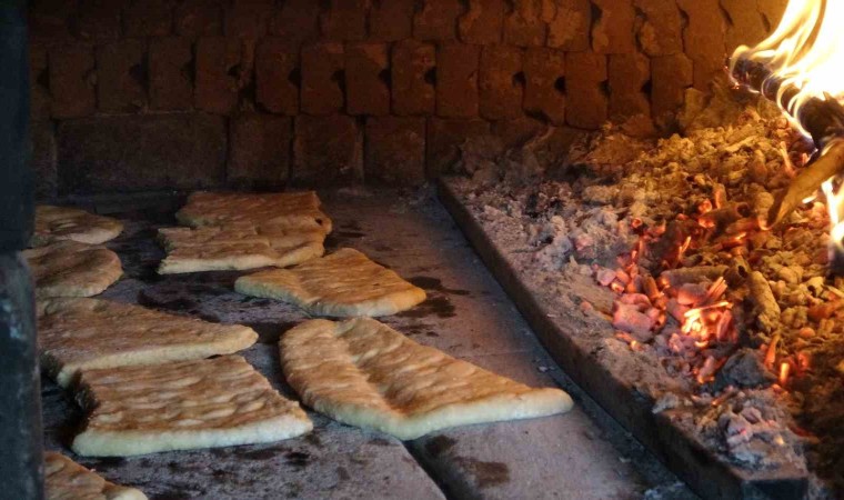 Bu köyde asırlardır köyün ekmek ihtiyacı, kadnılar tarafından imece usulü hazırlanıyor