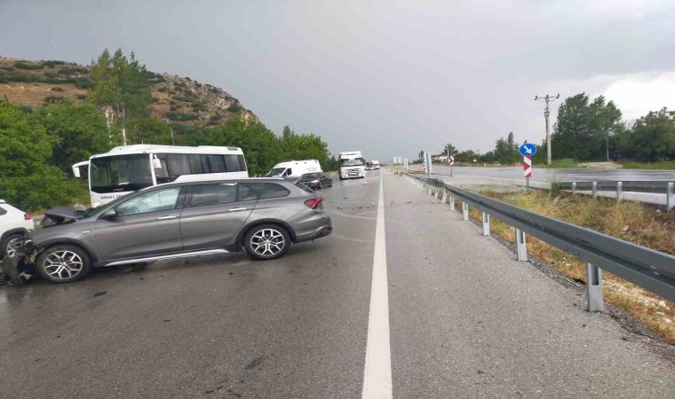 Burdur-Fethiye kara yolunda iki otomobil çarpıştı: 6 yaralı