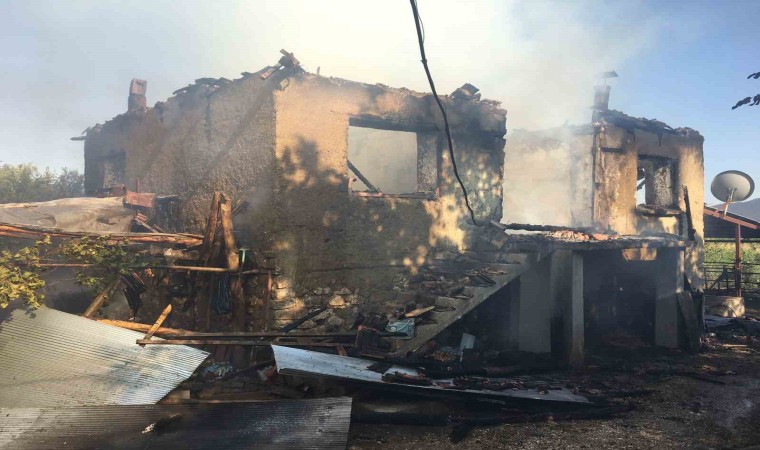 Burdurda çıkan yangında köy evi küle döndü