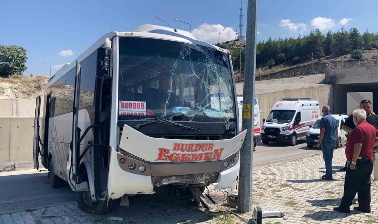 Burdurda freni patlayan yolcu midibüsü üst yoldan otogar içine düştü:15 yaralı