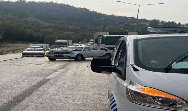 Burdurda kamyonet önce önündeki tıra, ardından arkasından gelen kamyona çarptı: 4 yaralı