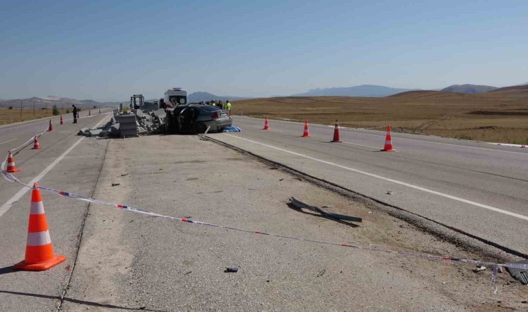 Burdurda otomobil, refüj yapımı için bırakılan bordür taşı yığınına çarptı: 2 ölü, 1 yaralı