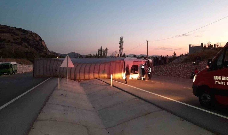 Burdurda seyir halindeyken lastiği patlayan tır yan yattı: 1 yaralı