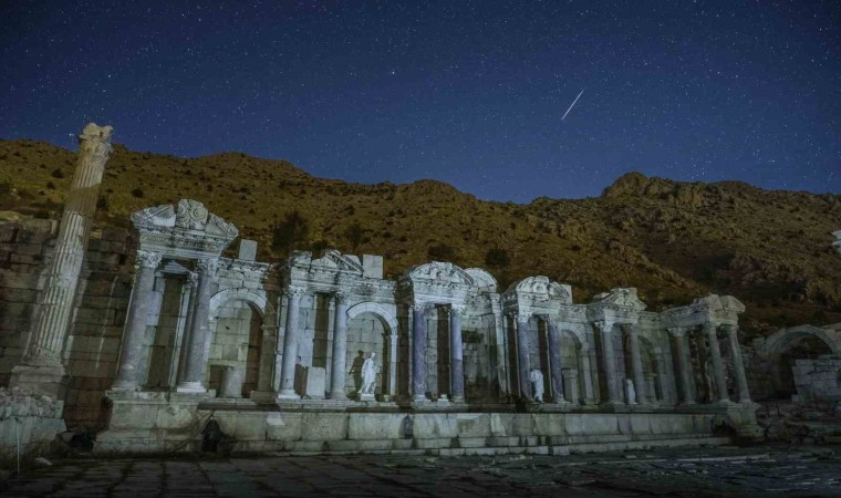 Burdurun görkemli tarihi yapıları gökyüzünün ışıltılı şovuna tanıklık etti